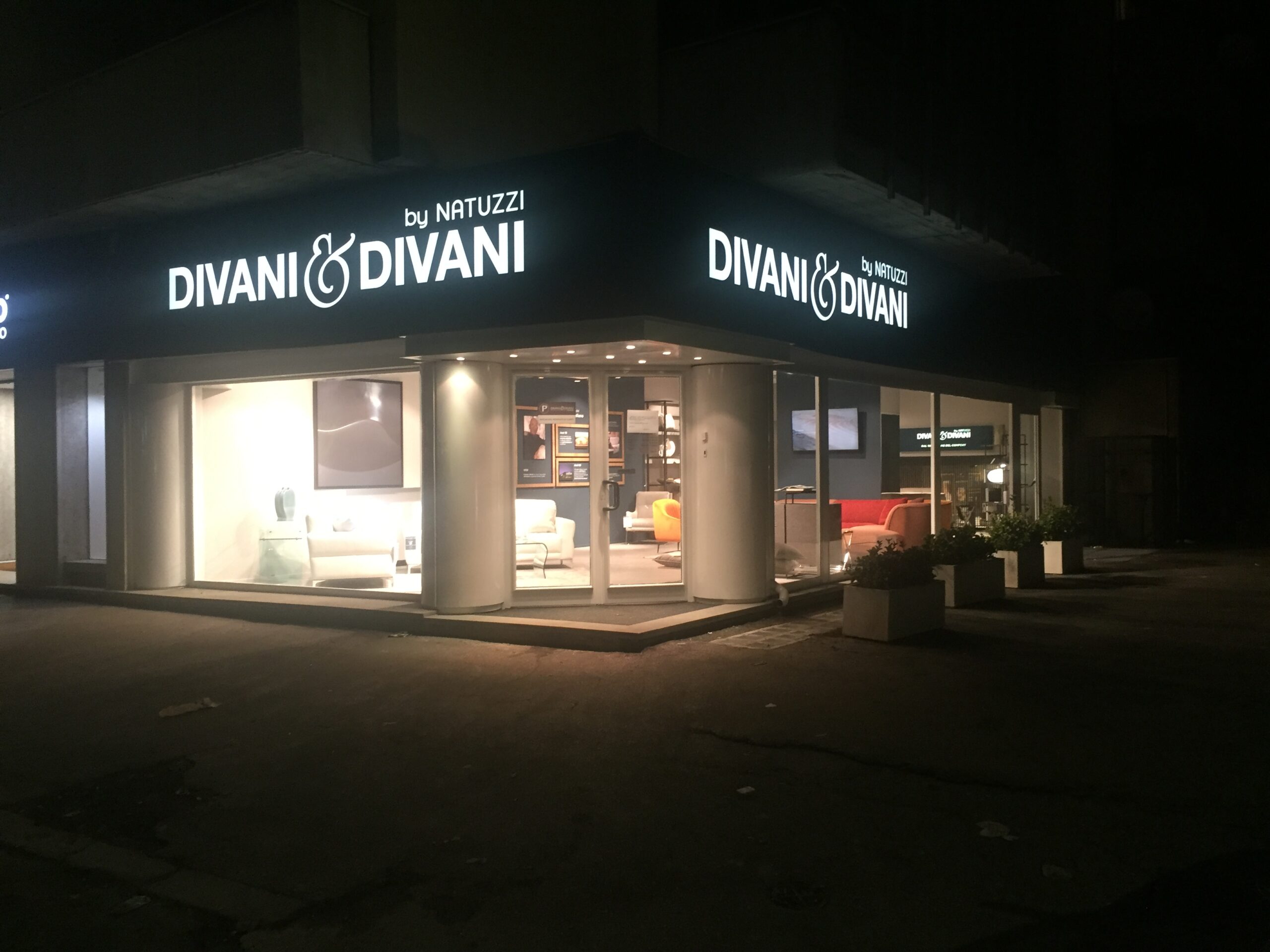 insegna luminosa DIVANI&DIVANI
