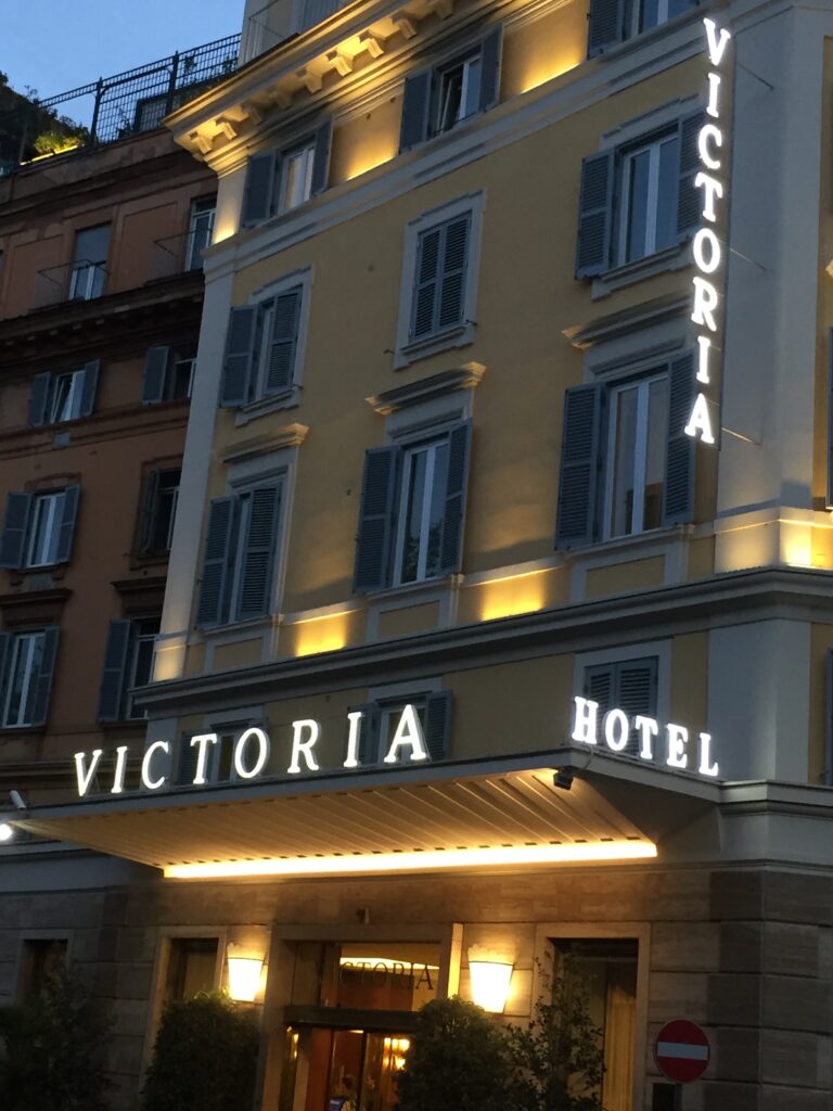insegna luminosa HOTEL VICTORIA